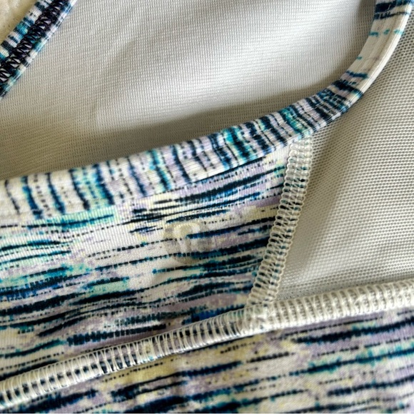 Lululemon Size 4 Flow Y Bra IV - Picture 3 of 4